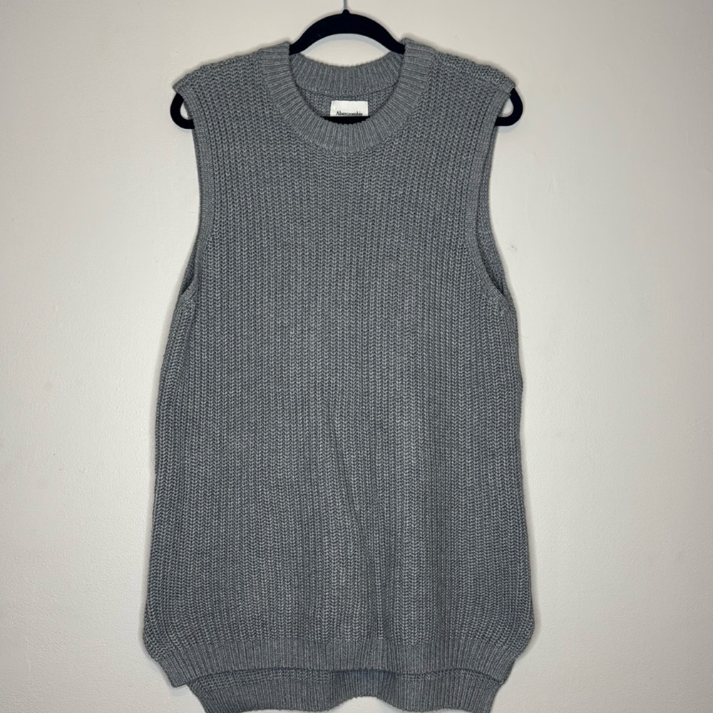 Abercrombie & Fitch gray cable knit sweater vest ￼